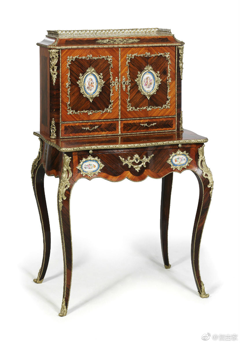 洛可可风格的家具,是在巴洛克家具的基础上进一步将优美的艺术造型与