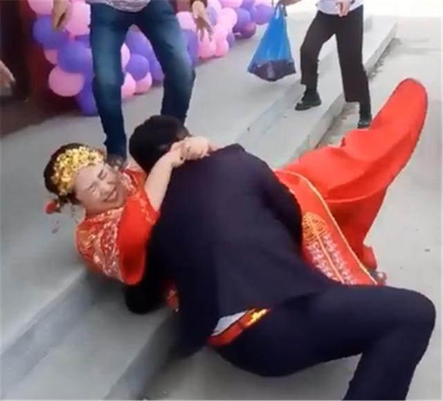 婚礼时胖新娘非要逼迫新郎公主抱她结果摔得两人仰面朝天
