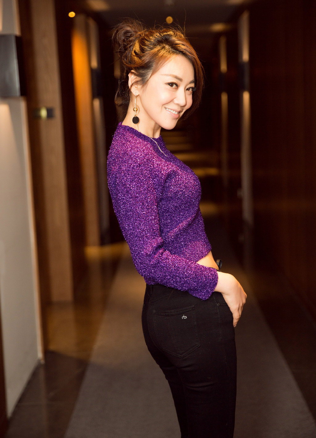 47岁闫妮太猛了,这么窄的包臀裙也硬穿,眼看都要被撑炸了!