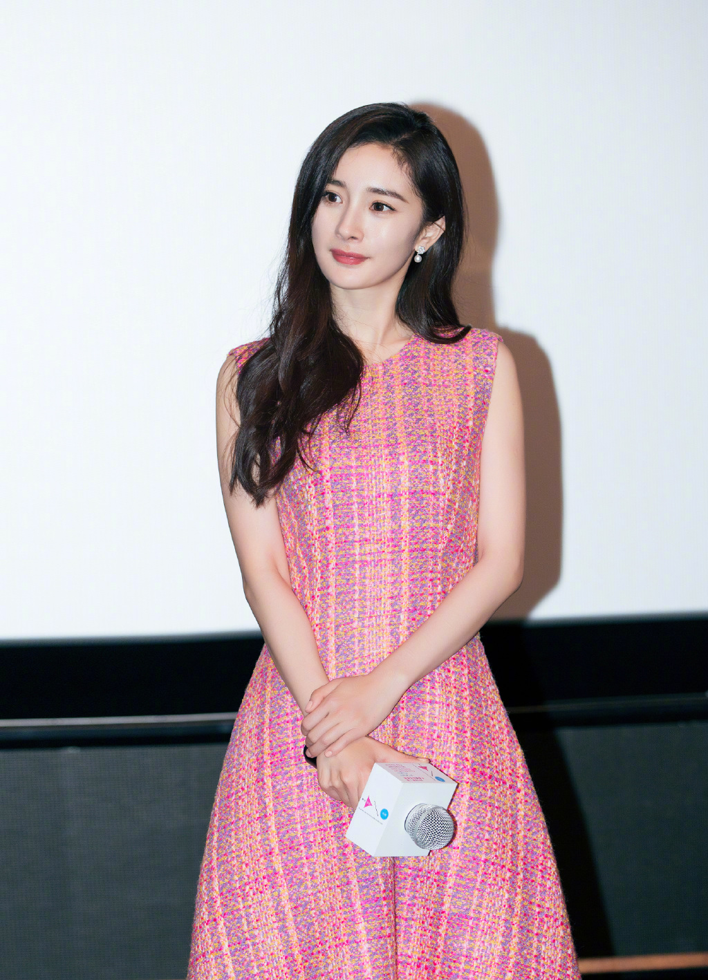 每到秋冬,杨幂就会穿上粉色呢子连衣裙,可惜手臂有点冷