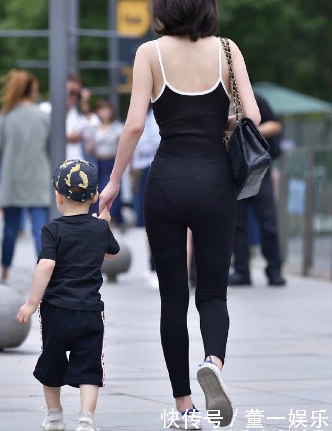 街拍尽管已是辣妈身材还是美丽动人