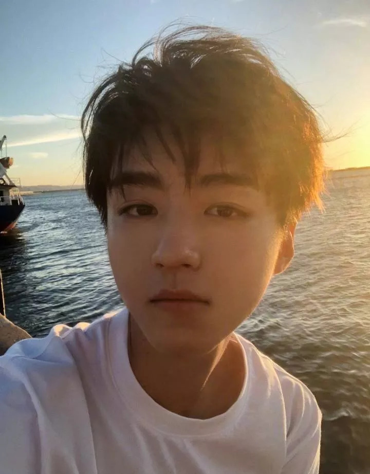 tfboys最新自拍:王源挡脸,千玺给自己画表情,就王俊凯最正