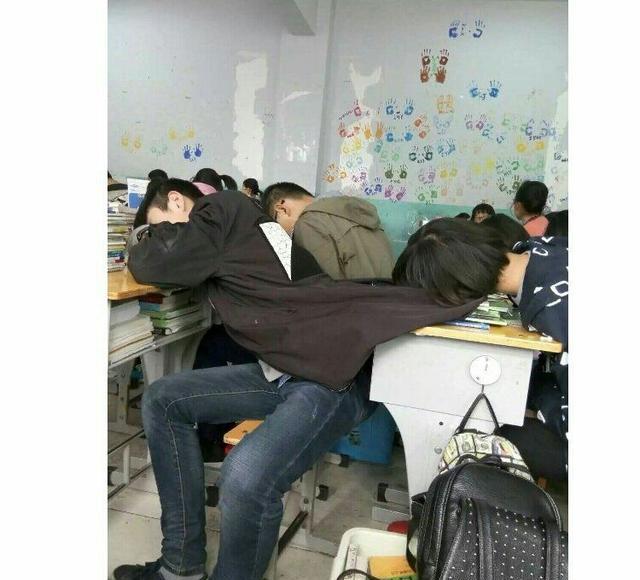 年度最佳上课睡觉姿势,一个字销魂
