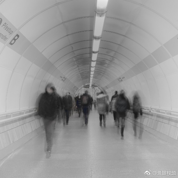 常常会出现一个小人,甚至是一个长曝光形成的模糊人影,让照片充满了