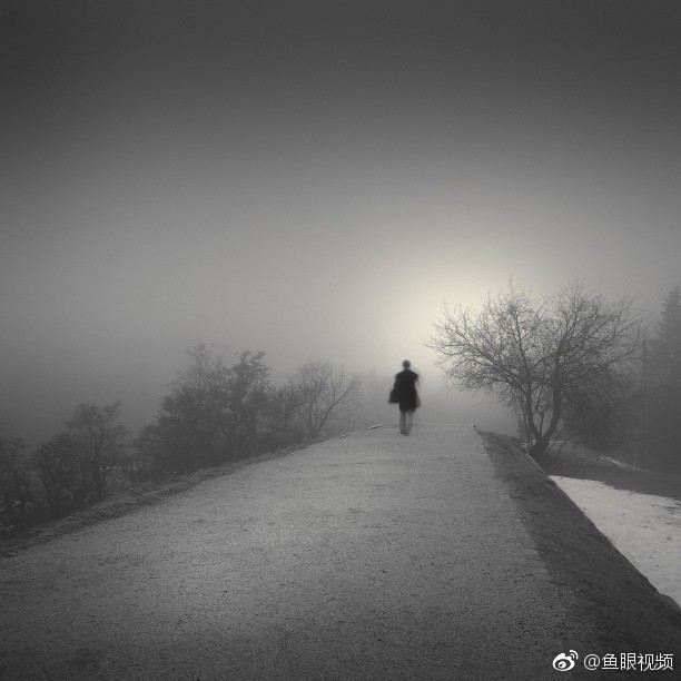 城市街道照片中,常常会出现一个小人,甚至是一个长曝光形成的模糊人影