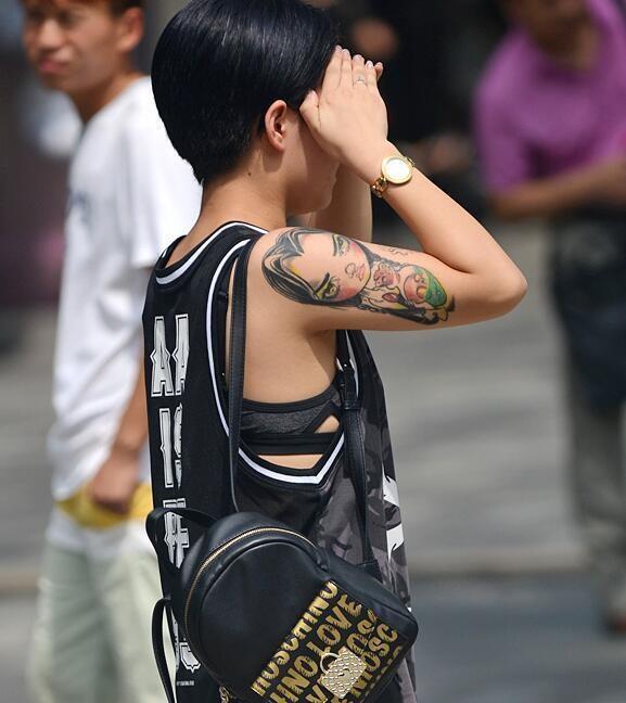 街拍美女纹身有性感也有雷人