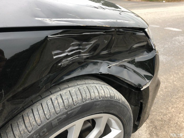 奥迪a4l追尾小货车现场出乎意料网友难怪奥迪a4l卖的这么好