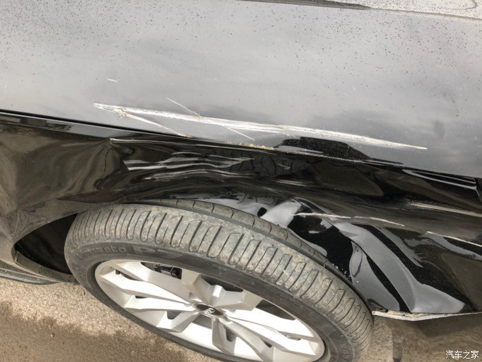 奥迪a4l追尾小货车现场出乎意料网友难怪奥迪a4l卖的这么好