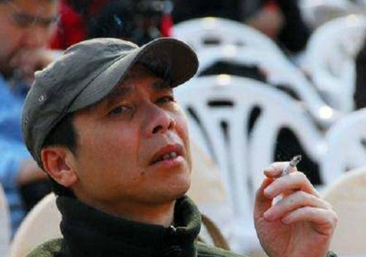 也是很多人非常敬重的一位明星,韩红抽烟确实有一种大哥风范