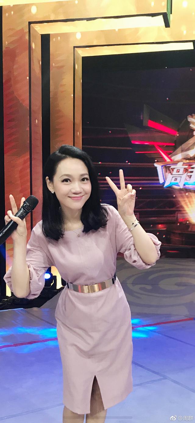 26岁就成安徽卫视一姐,今45岁三个娃长一个样,丈夫"百度"不知