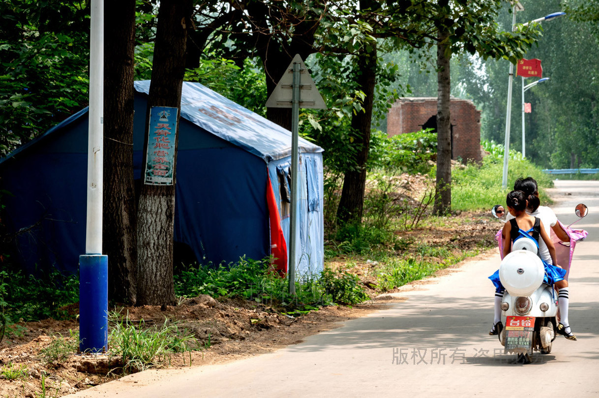 农村新发现:村口野地都有一个大帐篷,颜色形状不同