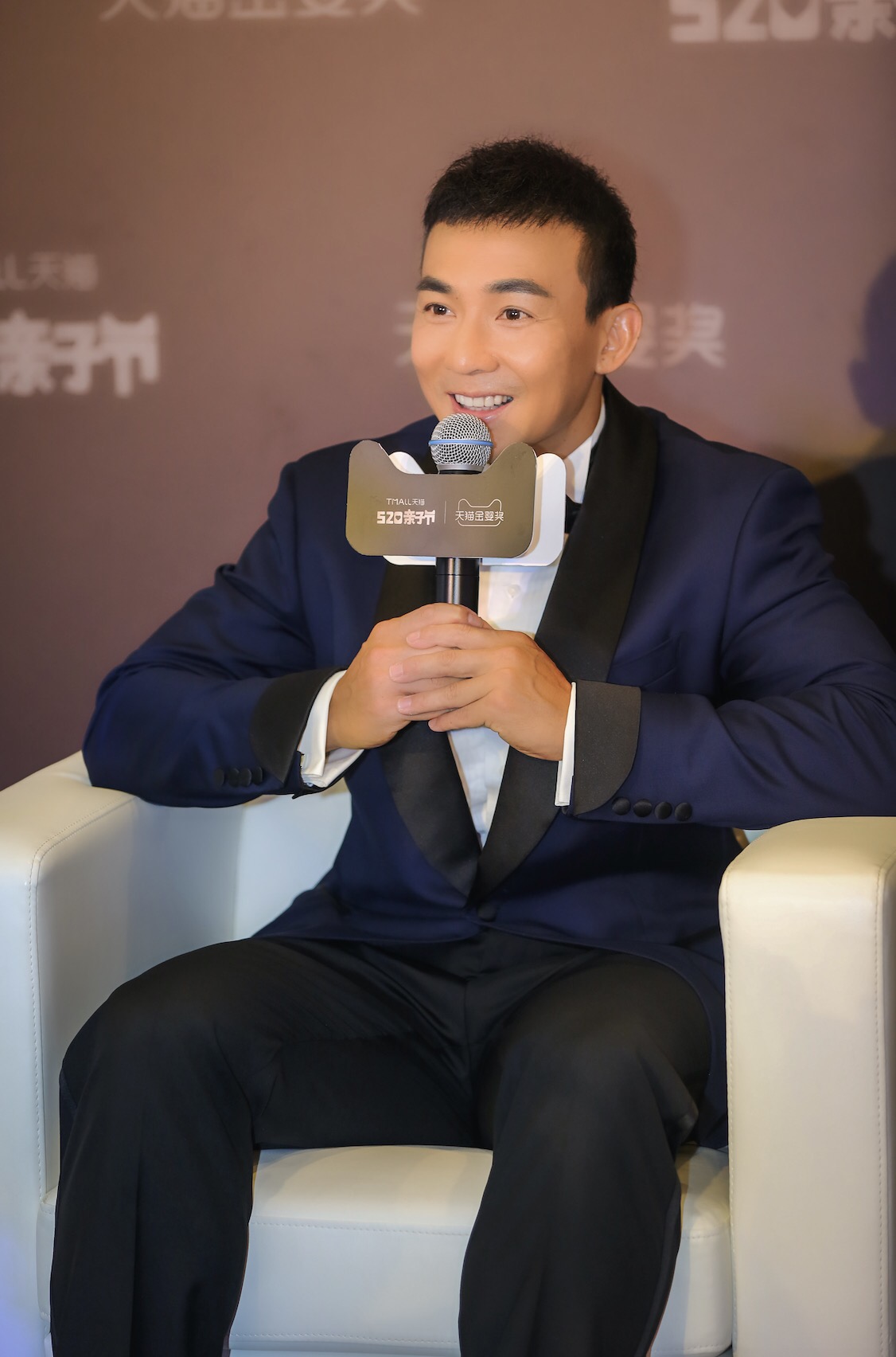 刘畊宏西装出席天猫活动,果然健身就是最好的驻颜术