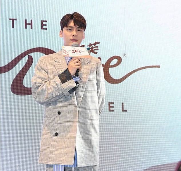 杨超越颜值有多高,从李易峰看她的眼神就知道