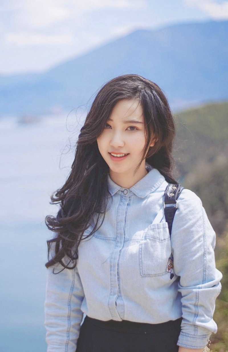 卷发气质美女牛仔短裙肤白貌美大长腿旅拍写真集 @微相册