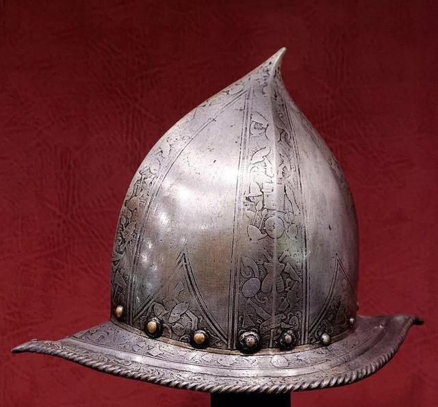 1617世纪欧洲贵族最爱的装备极尽奢华的鸡冠形高顶盔