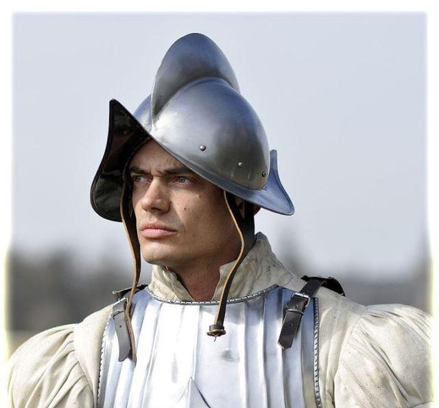 1617世纪欧洲贵族最爱的装备极尽奢华的鸡冠形高顶盔