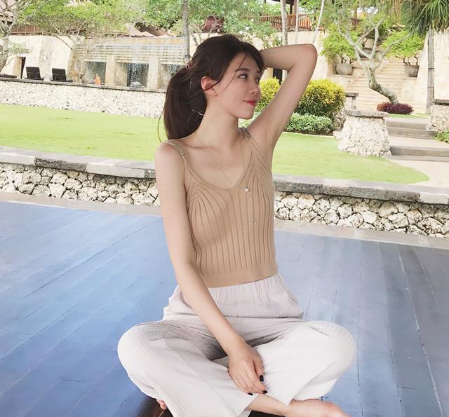 姑娘穿个吊带背心就出门,真是美到爆,实在太性感了吧