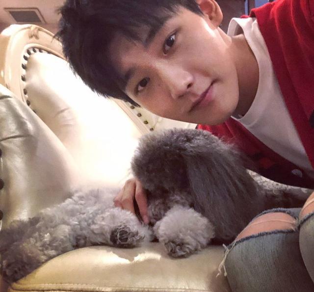 邢昭林晒九宫格自拍但身后的胖子弟弟亮了这真的是两兄弟吗