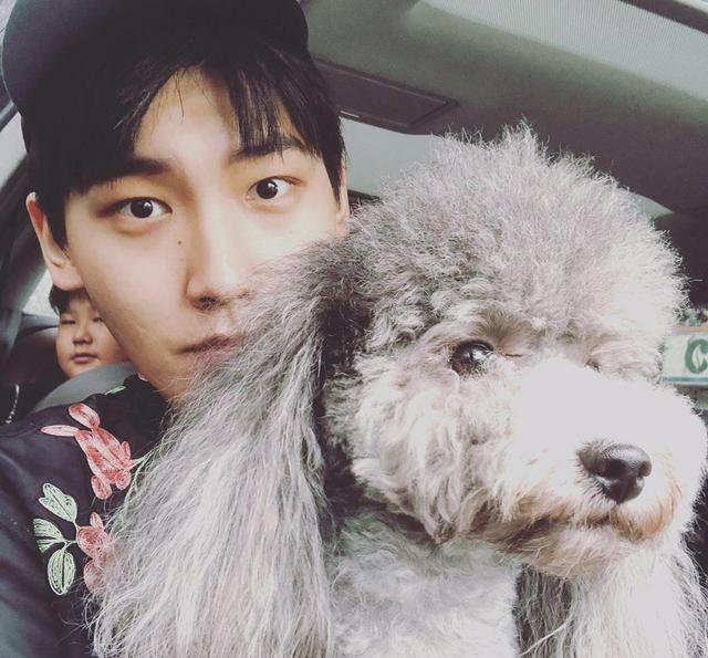 邢昭林晒九宫格自拍但身后的胖子弟弟亮了这真的是两兄弟吗