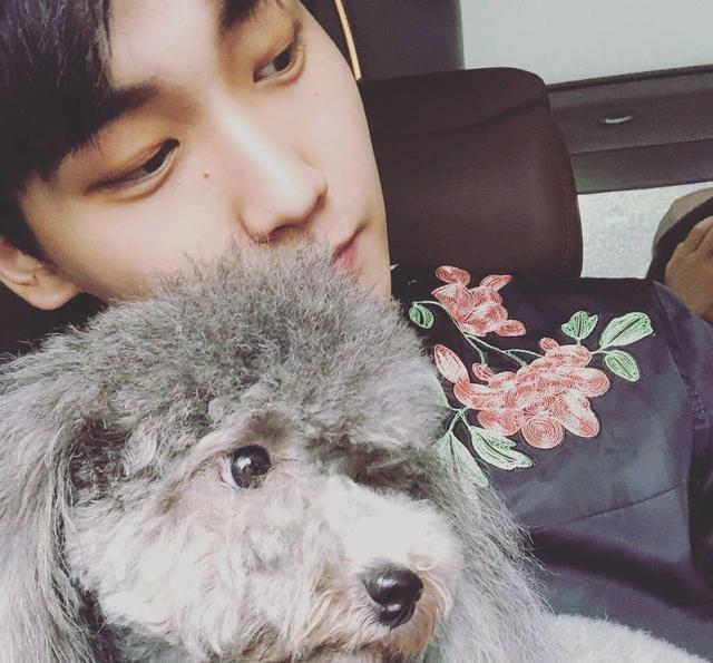 邢昭林晒九宫格自拍但身后的胖子弟弟亮了这真的是两兄弟吗