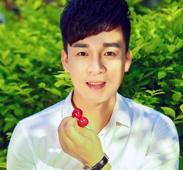 谎称服务员,凭《星光大道》走红,登上春晚,却因夜店寻欢被封杀