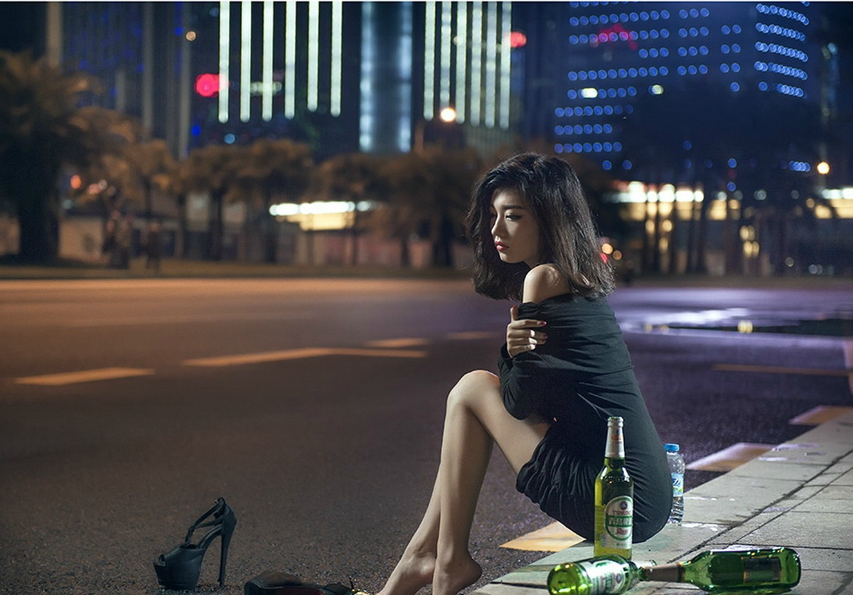 人像摄影,独醉街头,当心有人伺机而动