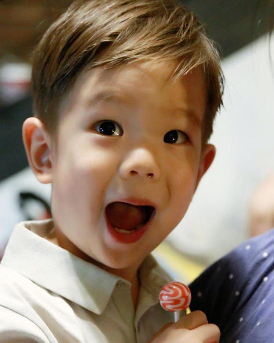 还是表情包界一颗冉冉升起的新星 可怜巴巴我要爸爸 请忽视我们嗯哼的