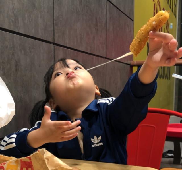 有一种姿势叫权律二的姿势,明明萌化人心,你却学不来!