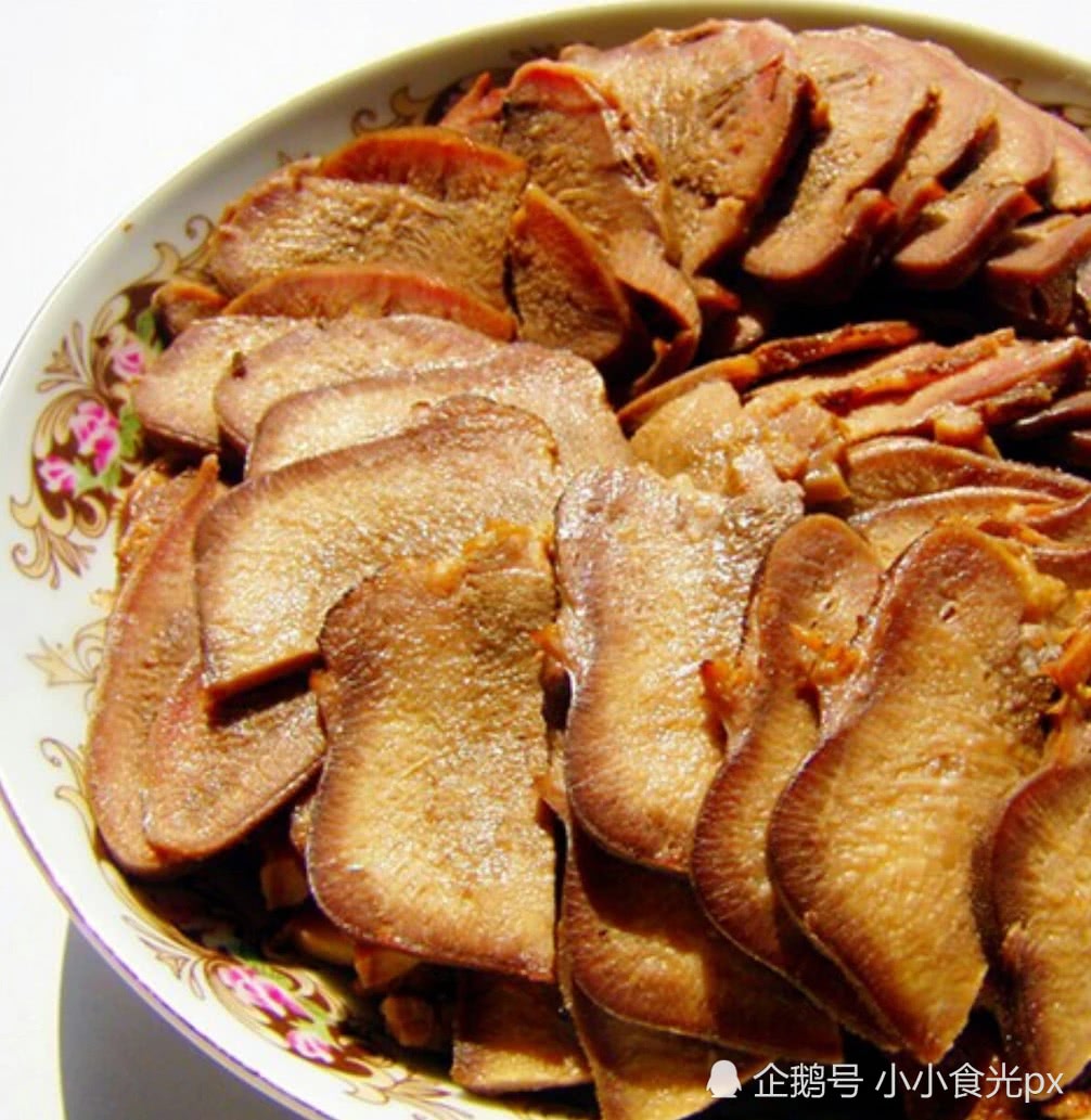来这样一盘甘醇浓厚又美味芳香的卤牛舌瞬间满足你的食肉欲望