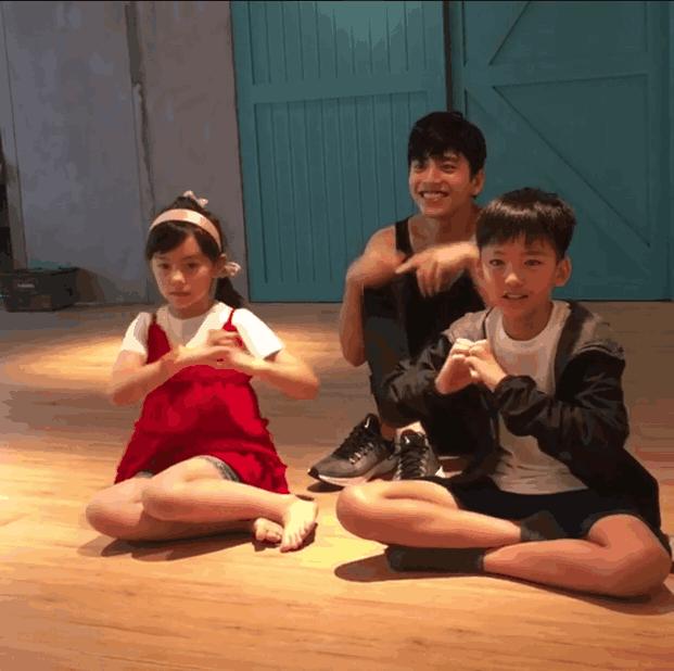 王大陆带孩子玩耍遭网友无情调侃,开怀大笑明明很帅却被喷嘴大?