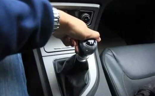 在一些陡坡路段一定要挂一档,因为我们除了在挂档之外,汽车还可以靠