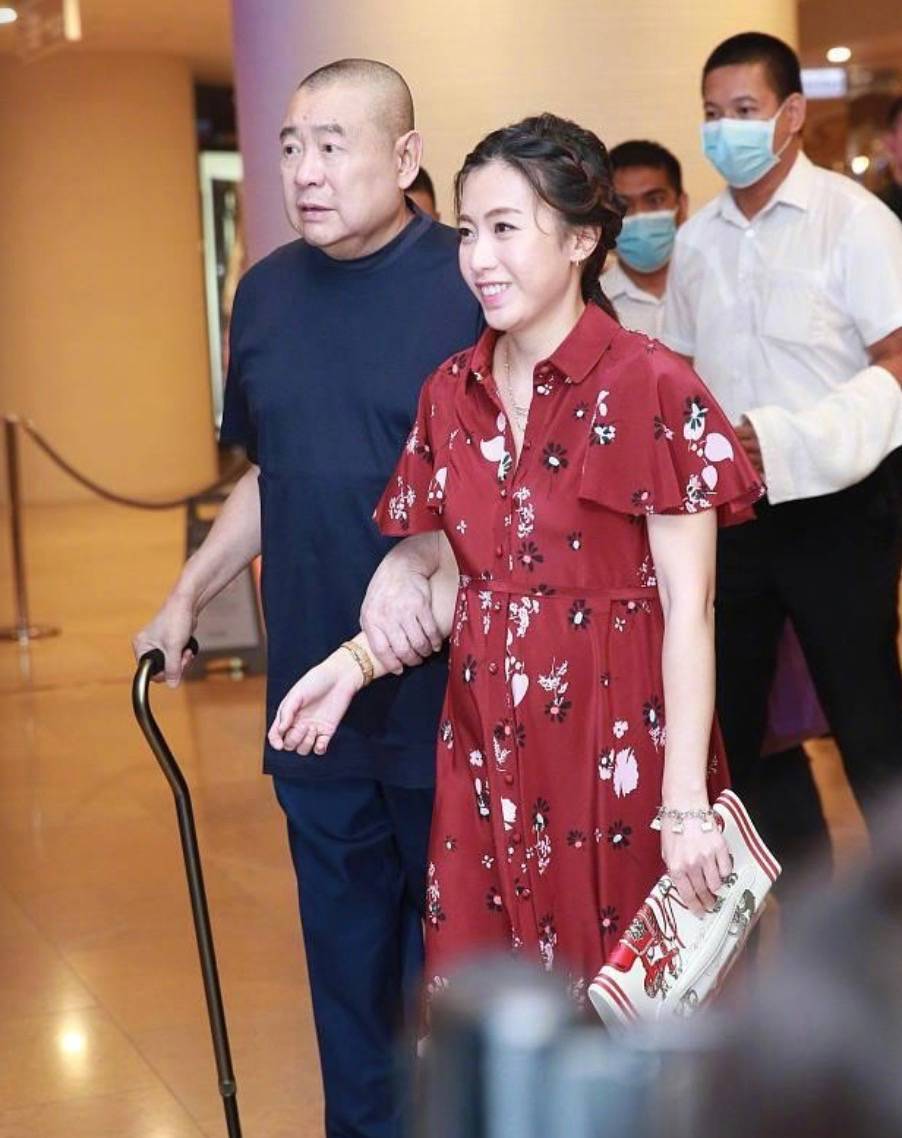 香港500亿女首富甘比今昔照对比天差地别,忠心令她人生开挂?