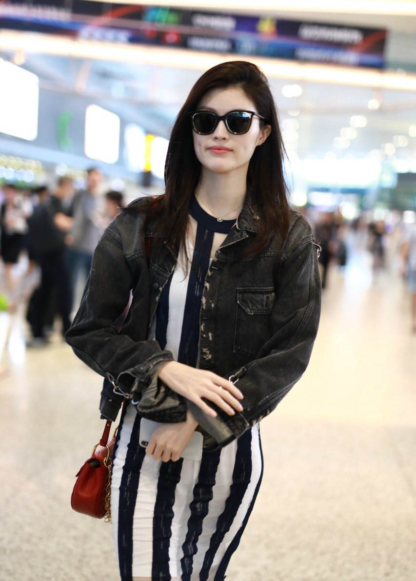 何穗现身机场,黑超遮面,时尚装扮,女王气质吸睛