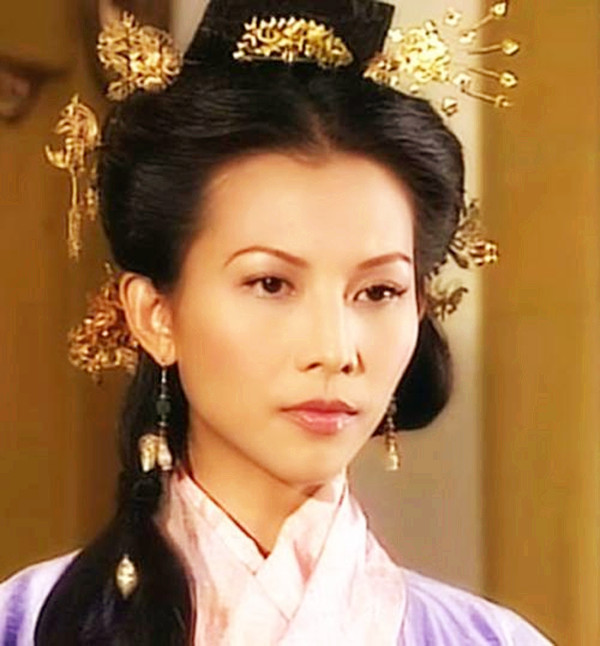 甄宓是家中幼女,由于生来容貌不俗,更是聪明伶俐,因此自幼就深得家人