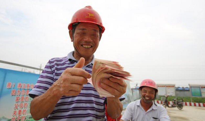 都是从上头的分包老板那里承接工程的,接到活后就开始找农民工来干活