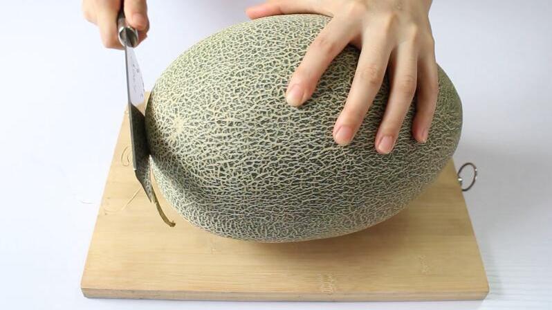 家里来客人了,切哈密瓜用这招,吃起来不脏手不留汁,人人都夸好