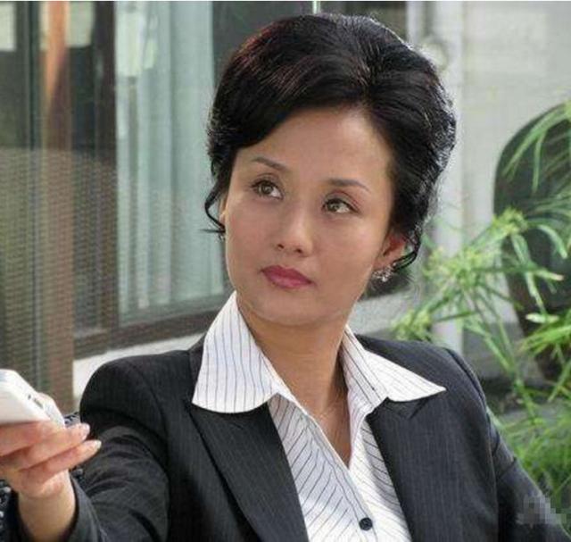 剧中"沈含枫"的扮演者叫做李颖,人们对她的第一印象便是母亲专业户,但