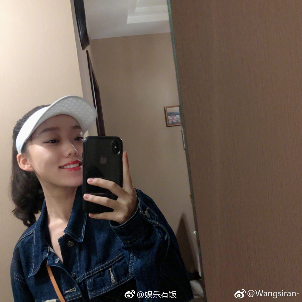 《中国有嘻哈》总冠军 和女友王斯然领证啦!恭喜恭喜!