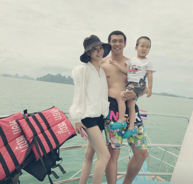 ope客户端 37岁徐亮与三婚妻子8月照片 事业不顺 但和妻子很恩爱