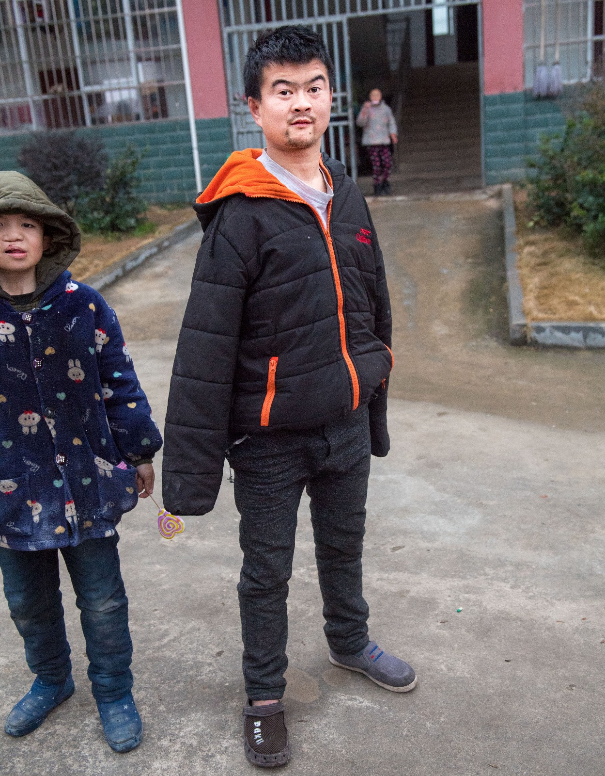 湖北23岁无臂男孩以脚当手读小学六年级