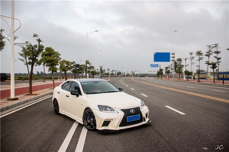 雷克萨斯is300刚改好的第二天就被撞了,修复后仍继续坚持改装!