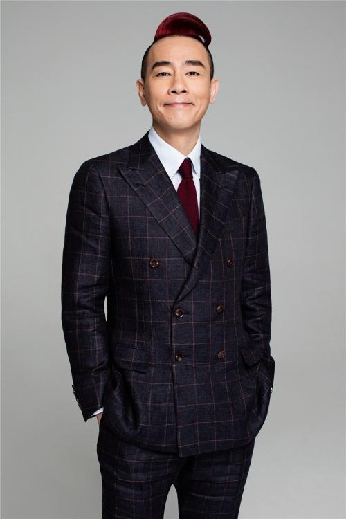 贫民窟出来穷小子,被老板逼着吃死苍蝇,现身价过亿功成名就!