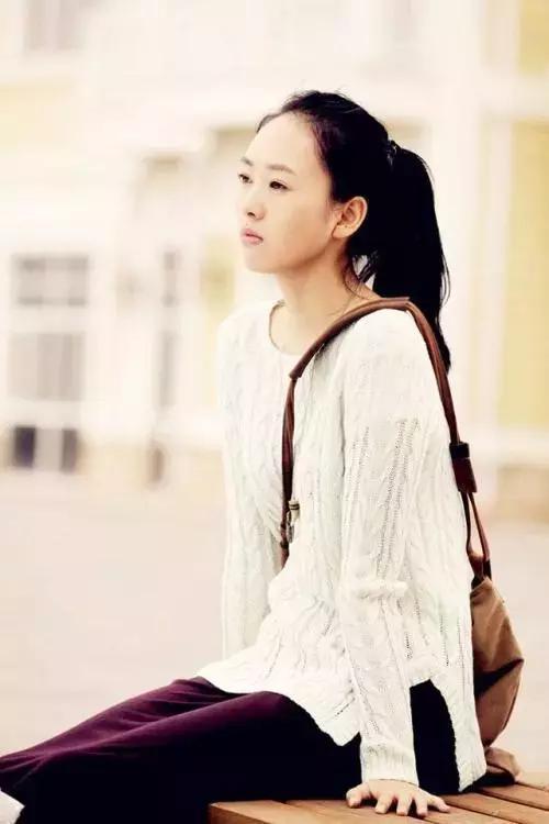 一如她参演的电视剧《新闺蜜时代》里的周小北,高扎的马尾露出小巧的