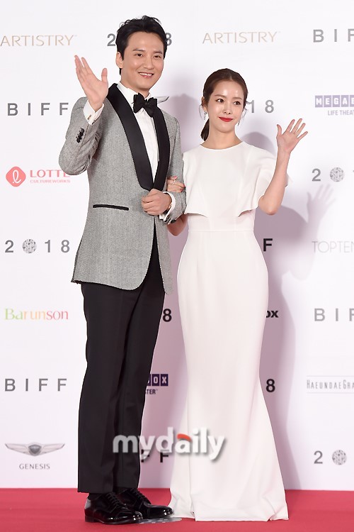 玄彬金南佶等出席23届釜山电影节开幕式红毯