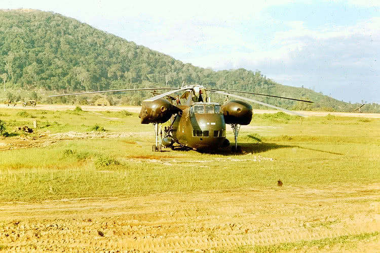 美军士兵在越南战争初期颇为悠闲,美女老板看到他们就会笑