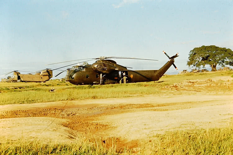 美军士兵在越南战争初期颇为悠闲,美女老板看到他们就会笑