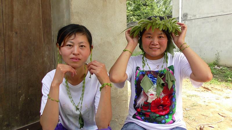 安徽阜阳满满的记忆小时候用红薯叶做项链用草编草帽