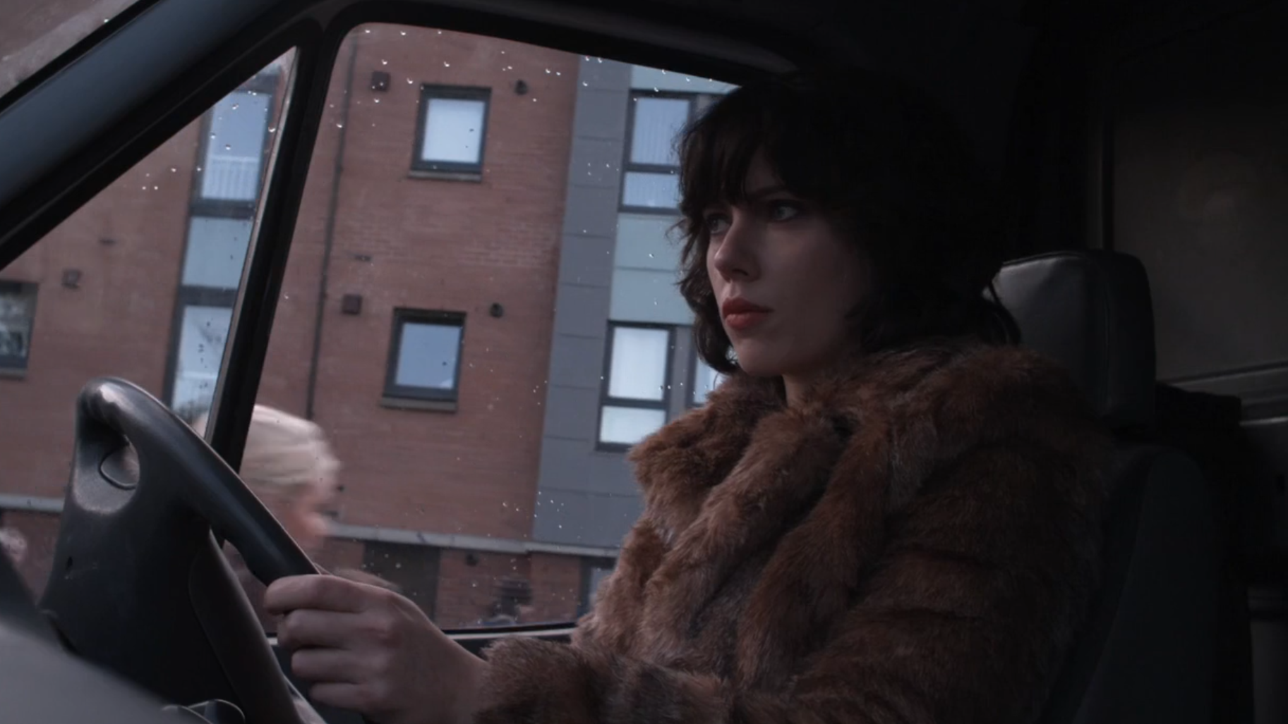 寡姐斯嘉丽演绎外星人,披着美艳的皮囊,开车在路上搭讪小鲜肉!