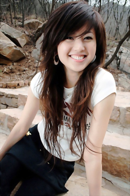 镜头下那一个笑得多么开心的可爱长发女子