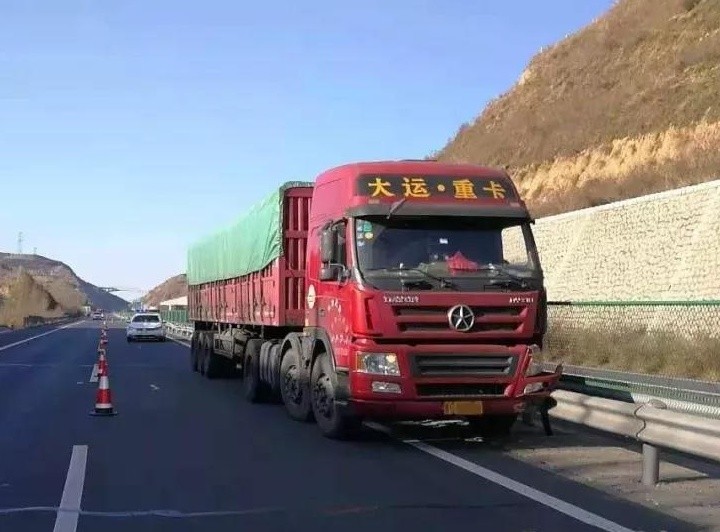 司机高速路上突发脑梗陷入昏迷行驶大货车靠多次撞击护栏才停下